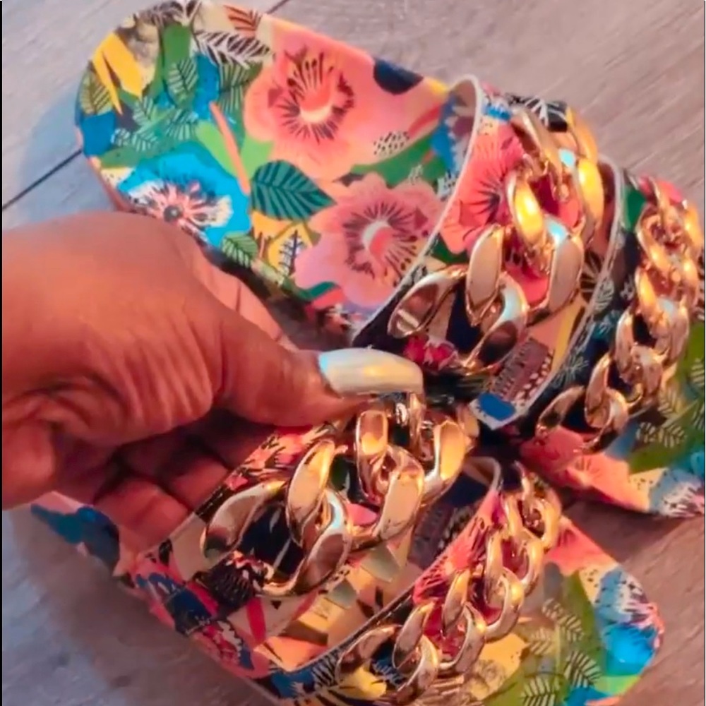 Slides w/chain connected to shoe very comfortable available in size 6789 and 10